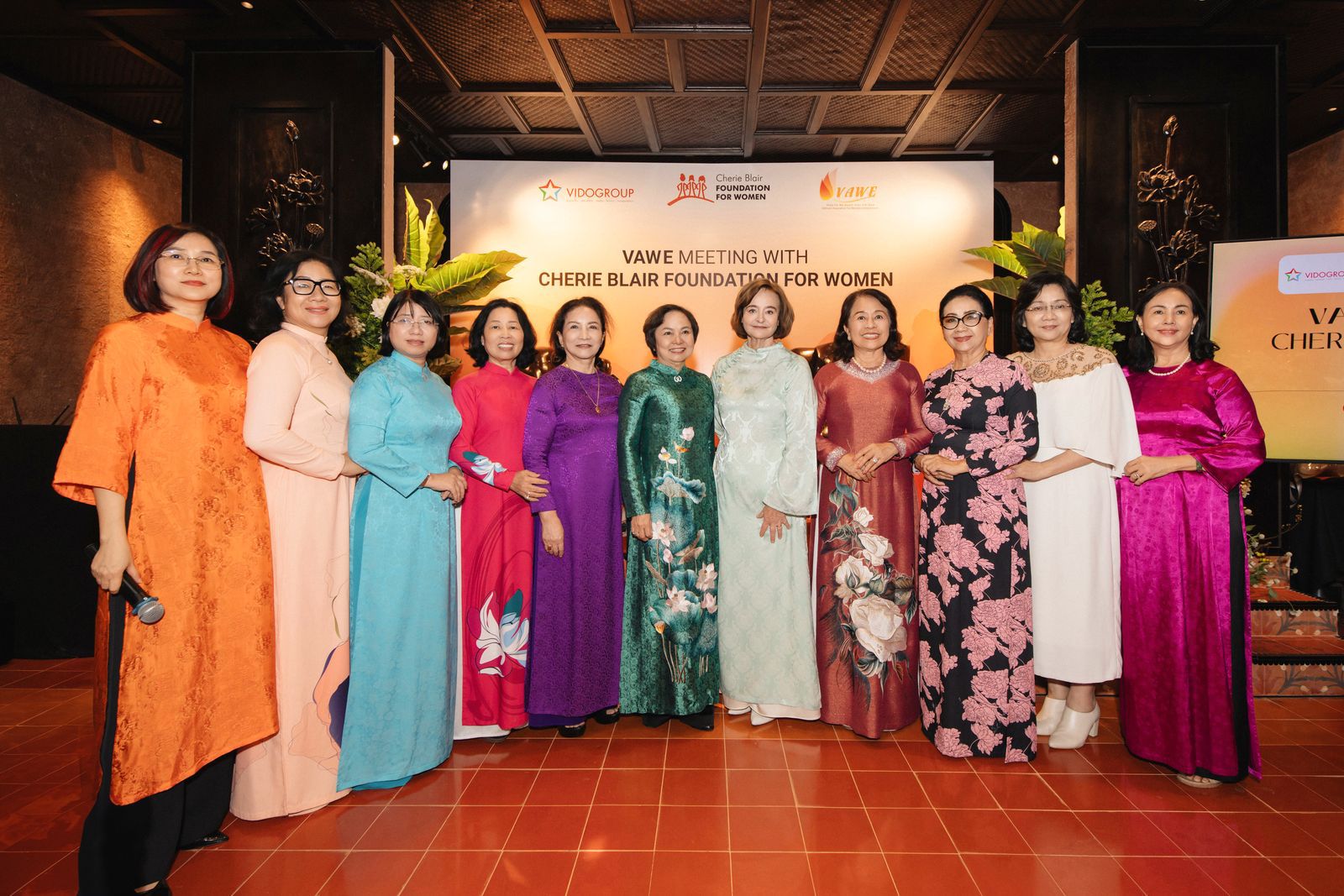 Bà Cherie Blair - phu nhân cựu Thủ tướng Anh Tony Blair cùng các chị trong Hiệp hội Nữ Doanh nhân Việt Nam Bà Cherie Blair - phu nhân cựu Thủ tướng Anh Tony Blair cùng các chị trong Hiệp hội Nữ Doanh nhân Việt Nam