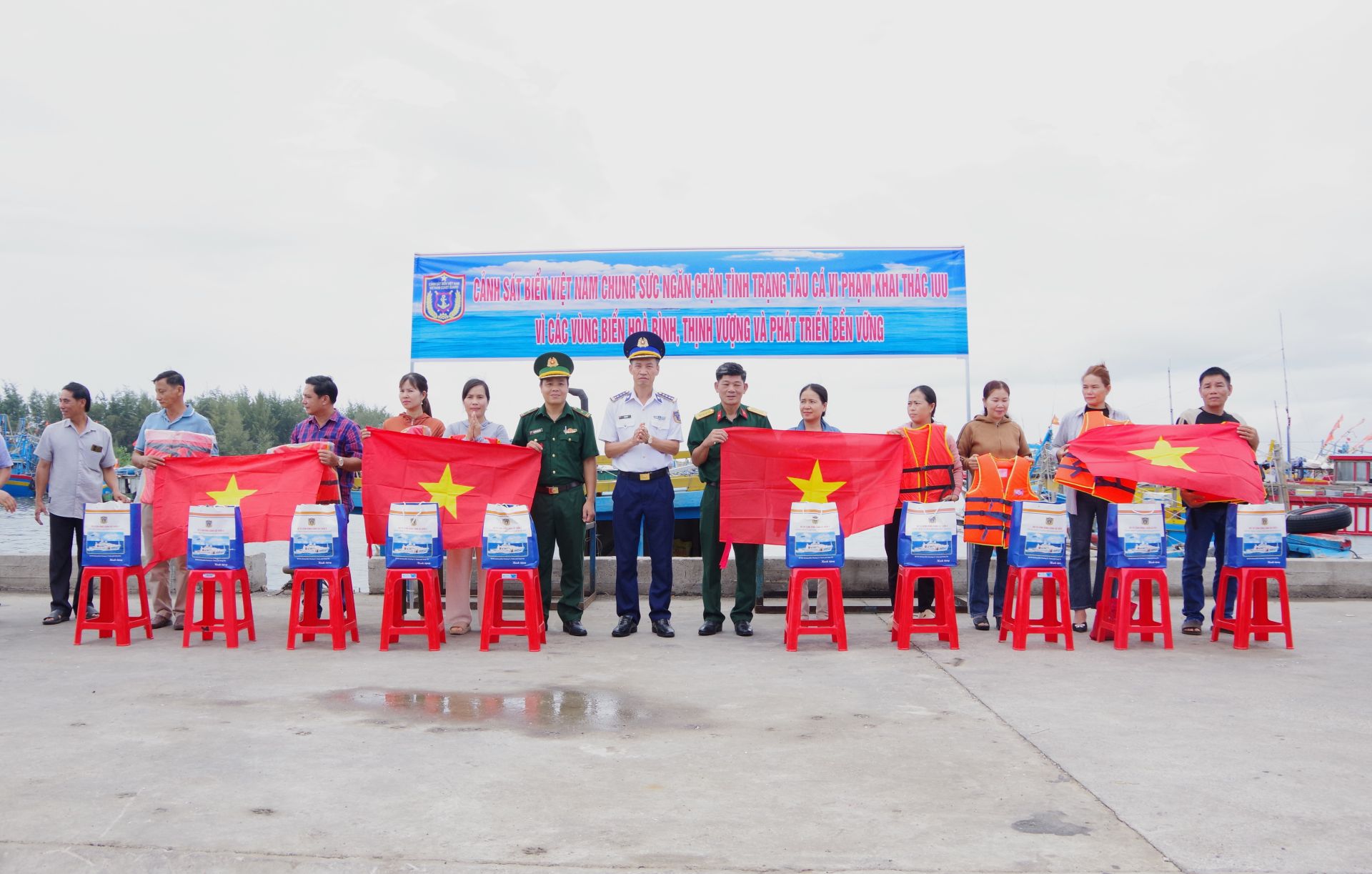 Bộ Tư lệnh Vùng Cảnh sát biển 3 tặng quà cho ngư dân