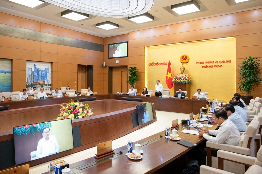 Quang cảnh Phiên họp thứ 45 của Ủy ban Thường vụ Quốc hội. Quang cảnh Phiên họp thứ 45 của Ủy ban Thường vụ Quốc hội.