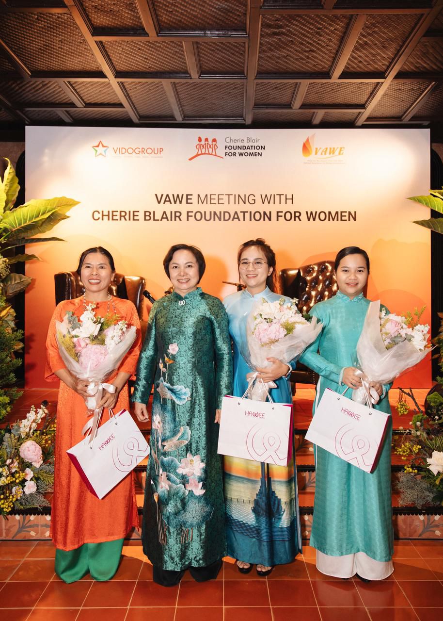 Bà Cao Thị Ngọc Dung – Phó Chủ tịch, Trưởng ban Hội viên và Đào tạo Hiệp hội Nữ doanh nhân Việt Nam và 3 nữ doanh nhân trẻ đến từ từ An Giang, Phú Yên và TP. HCM. Bà Cao Thị Ngọc Dung – Phó Chủ tịch, Trưởng ban Hội viên và Đào tạo Hiệp hội Nữ doanh nhân Việt Nam và 3 nữ doanh nhân trẻ đến từ từ An Giang, Phú Yên và TP. HCM.