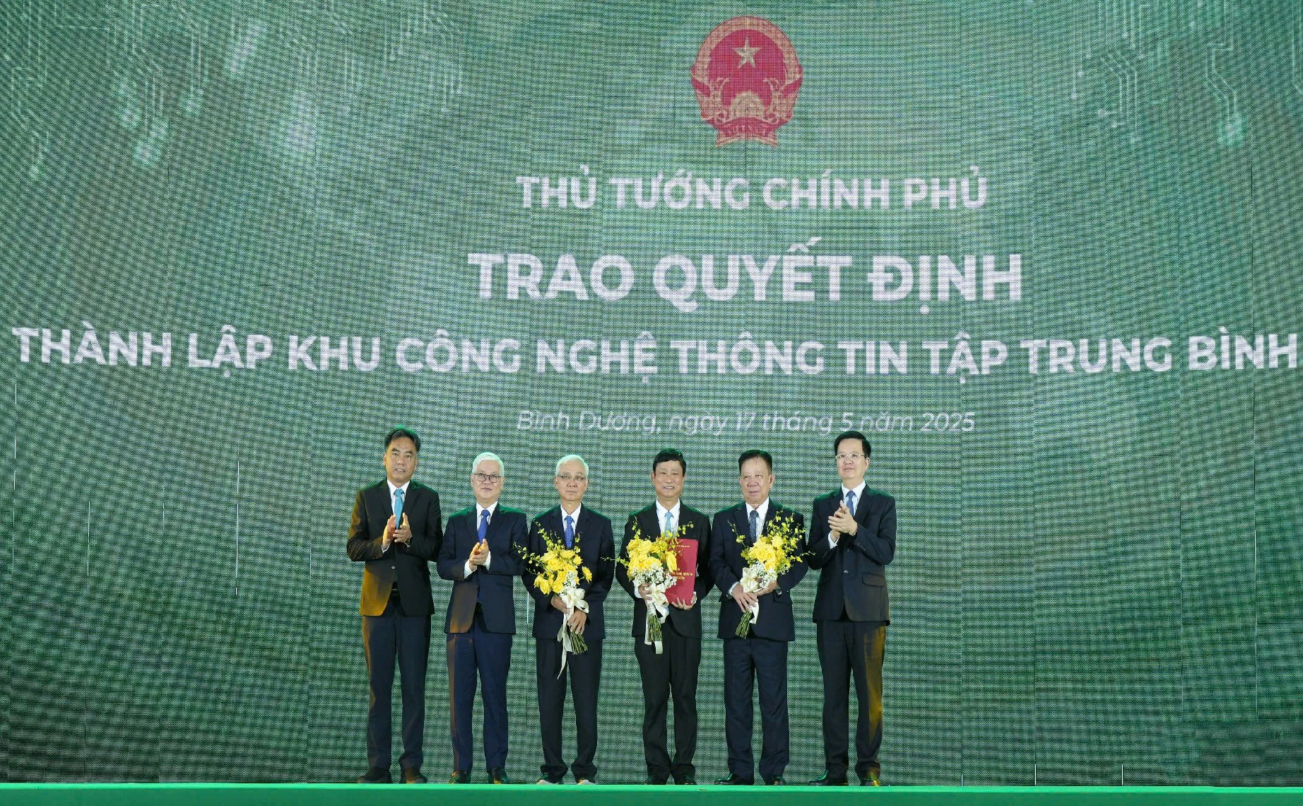 Phó Thủ tướng trao quyết định thành lập Khu công nghệ thông tin tập trung Bình Dương