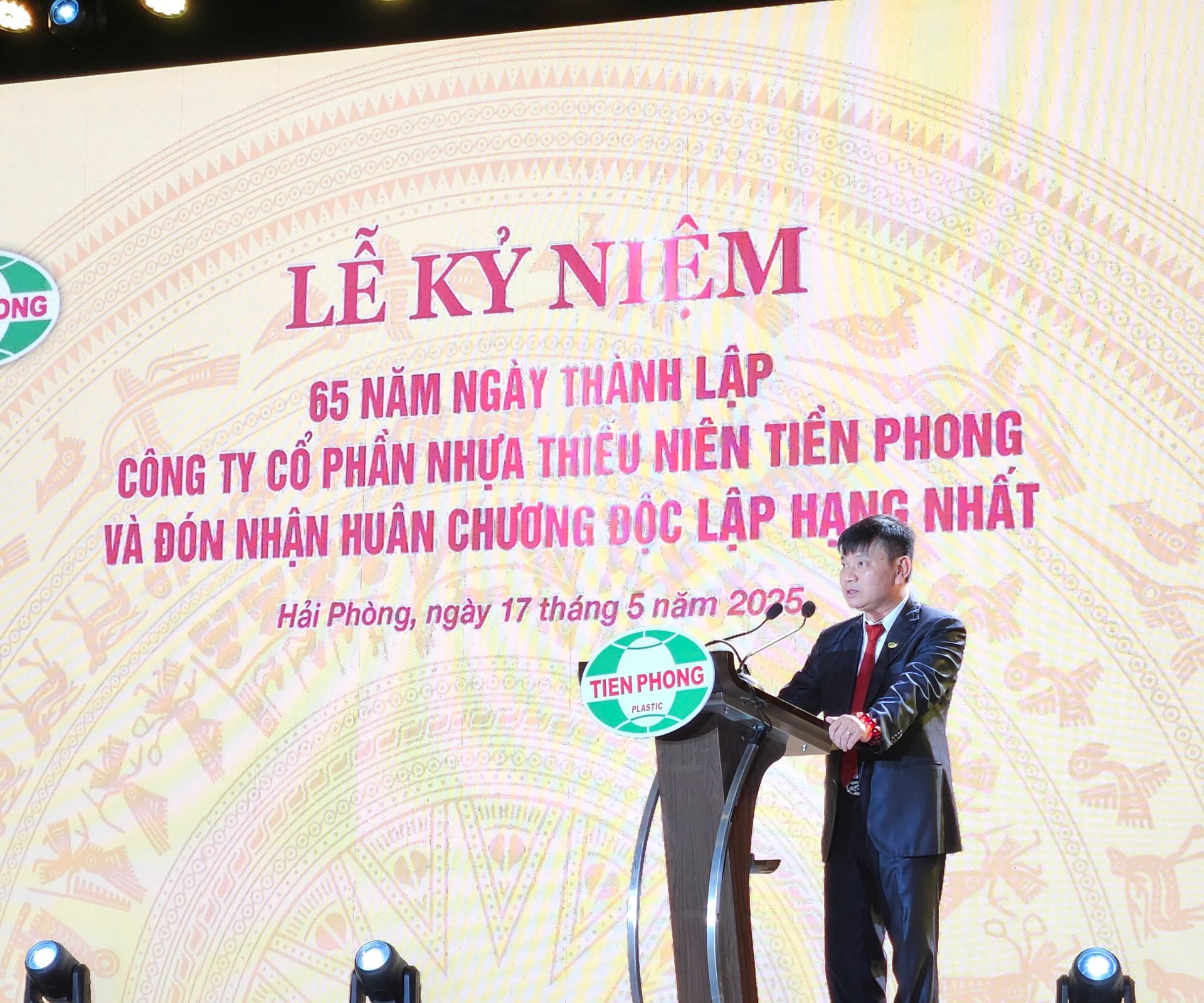 Ông Đặng Quốc Dũng Chủ tịch HĐQT Công ty CP nhựa thiếu niên Tiền Phong phát biểu chào mừng và khai mạc buổi