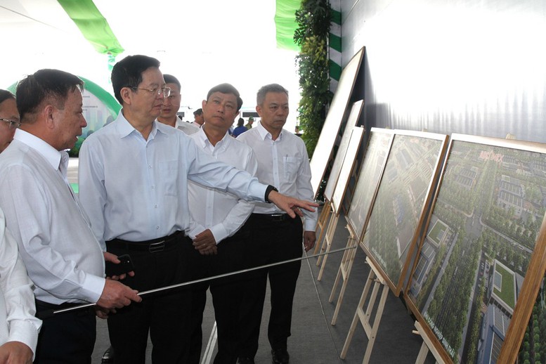 Phó Thủ tướng Mai Văn Chính cùng các đại biểu xem bản đồ định hướng phát triển KCN Cây Trường, KCN Bàu Bàng mở rộng - Ảnh: VGP/Lê Anh