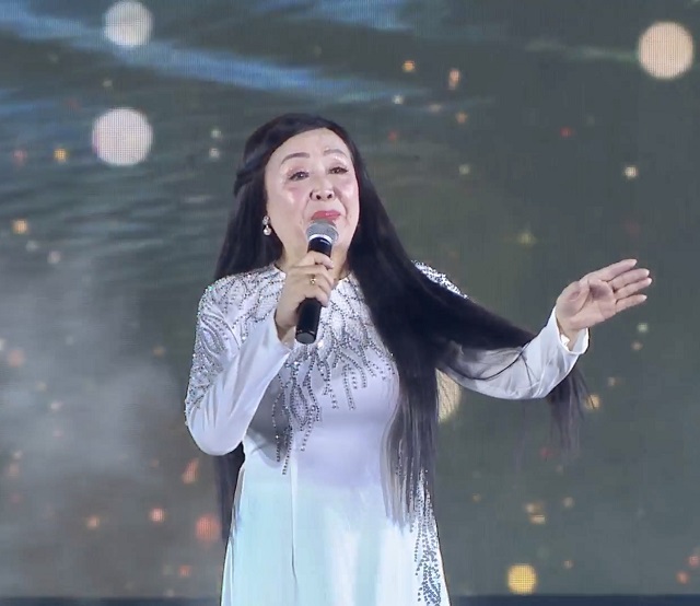 NSND Thu Hiền với ca kh&uacute;c &ldquo;C&acirc;u h&ograve; b&ecirc;n bờ Hiền Lương&rdquo;.