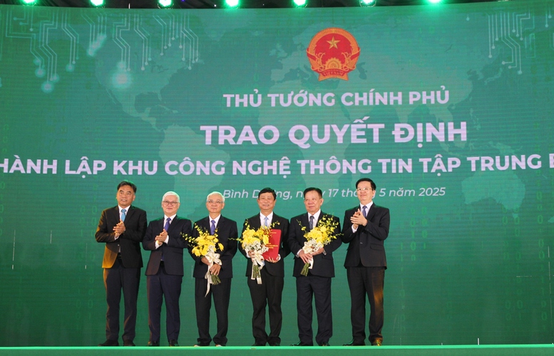 Phó Thủ tướng Mai Văn Chính trao quyết định của Thủ tướng về việc thành lập Khu Công nghệ thông tin tập trung Bình Dương tại Thành phố Mới Bình Dương - Ảnh: VGP/Lê Anh