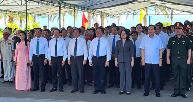 Quang cảnh Lễ d&acirc;ng hoa kỷ niệm tại di t&iacute;ch Địa điểm 300 ng&agrave;y chuyển qu&acirc;n TKRB. Ảnh: Viết Hiền Đo&agrave;n đại biểu l&atilde;nh đạo Trung ương d&acirc;ng hoa. Ảnh: VH