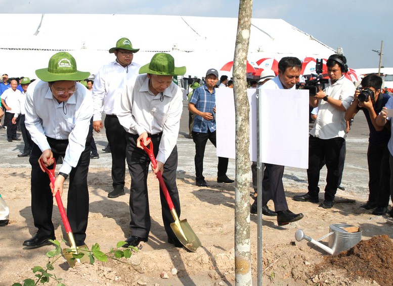 Phó Thủ tướng Văn Chính cùng các đại biểu dự lễ phát động Tết trồng cây“ Đời đời nhớ ơn Bác Hồ” - Ảnh: VGP/Lê Anh