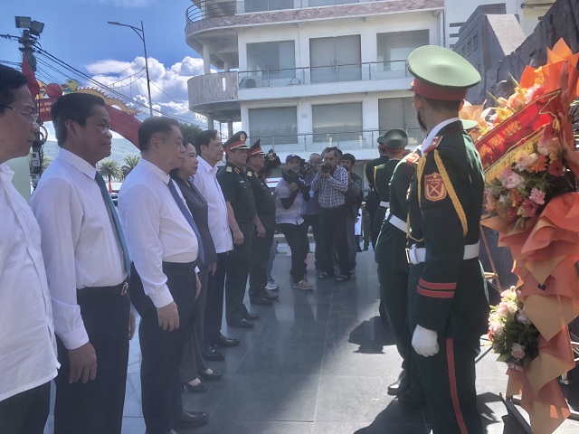 Đo&agrave;n đại biểu l&atilde;nh đạo Trung ương d&acirc;ng hoa. Ảnh: VH