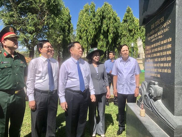 &Ocirc;ng Nguyễn Trọng Nghĩa (thứ 3 từ tr&aacute;i qua) v&agrave; l&atilde;nh đạo Trung ương, l&atilde;nh đạo tỉnh B&igrave;nh Định tham quan di t&iacute;ch Địa điểm 300 ng&agrave;y chuyển qu&acirc;n TKRB. Ảnh: Viết Hiền