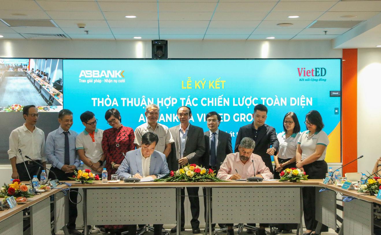 Đại diện hai bên, ông Phạm Duy Hiếu - Tổng Giám đốc ABBANK và ông Raj Kumar - Giám đốc VietED Group thực hiện ký kết Thỏa thuận hợp tác Đại diện hai bên, ông Phạm Duy Hiếu - Tổng Giám đốc ABBANK và ông Raj Kumar - Giám đốc VietED Group thực hiện ký kết Thỏa thuận hợp tác
