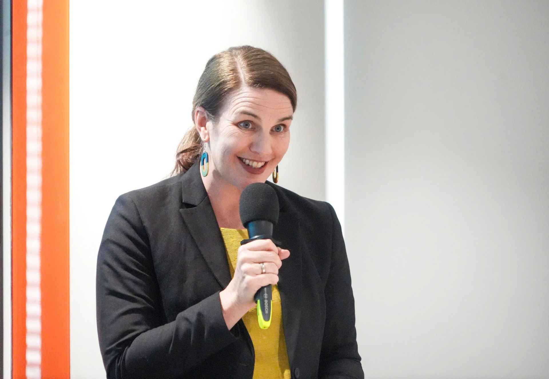 Bà Catherine Anne Mc William – Bí thư thứ nhất về phát triển, ĐSQ Úc tại Hà Nội tham dự buổi lễ và chia sẻ về vai trò của tài chính toàn diện cho cộng đồng nói chung và nông dân, người dân tộc thiểu số nói riêng Bà Catherine Anne Mc William – Bí thư thứ nhất về phát triển, ĐSQ Úc tại Hà Nội tham dự buổi lễ và chia sẻ về vai trò của tài chính toàn diện cho cộng đồng nói chung và nông dân, người dân tộc thiểu số nói riêng