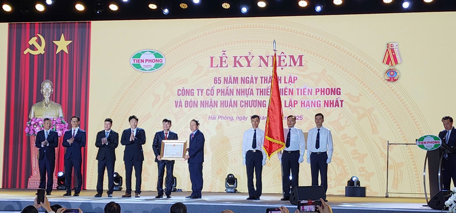 Nghi thức nhận Huân chương Độc lập hạng Nhất