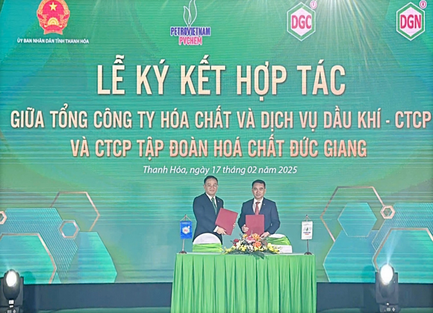 Lễ ký kết Thỏa thuận hợp tác giữa PVChem và Tập đoàn Hóa chất Đức Giang.