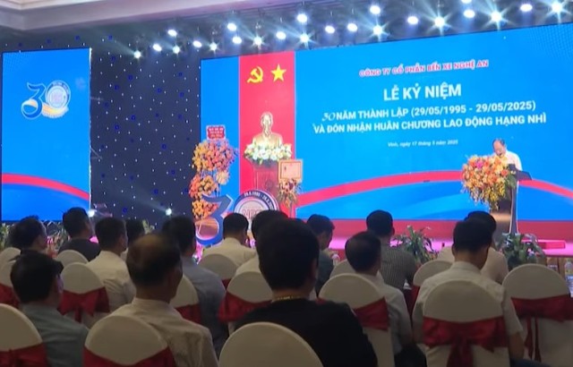 Công ty cổ phần Bến xe Nghệ An đón nhận Huân chương Lao động hạng Nhì