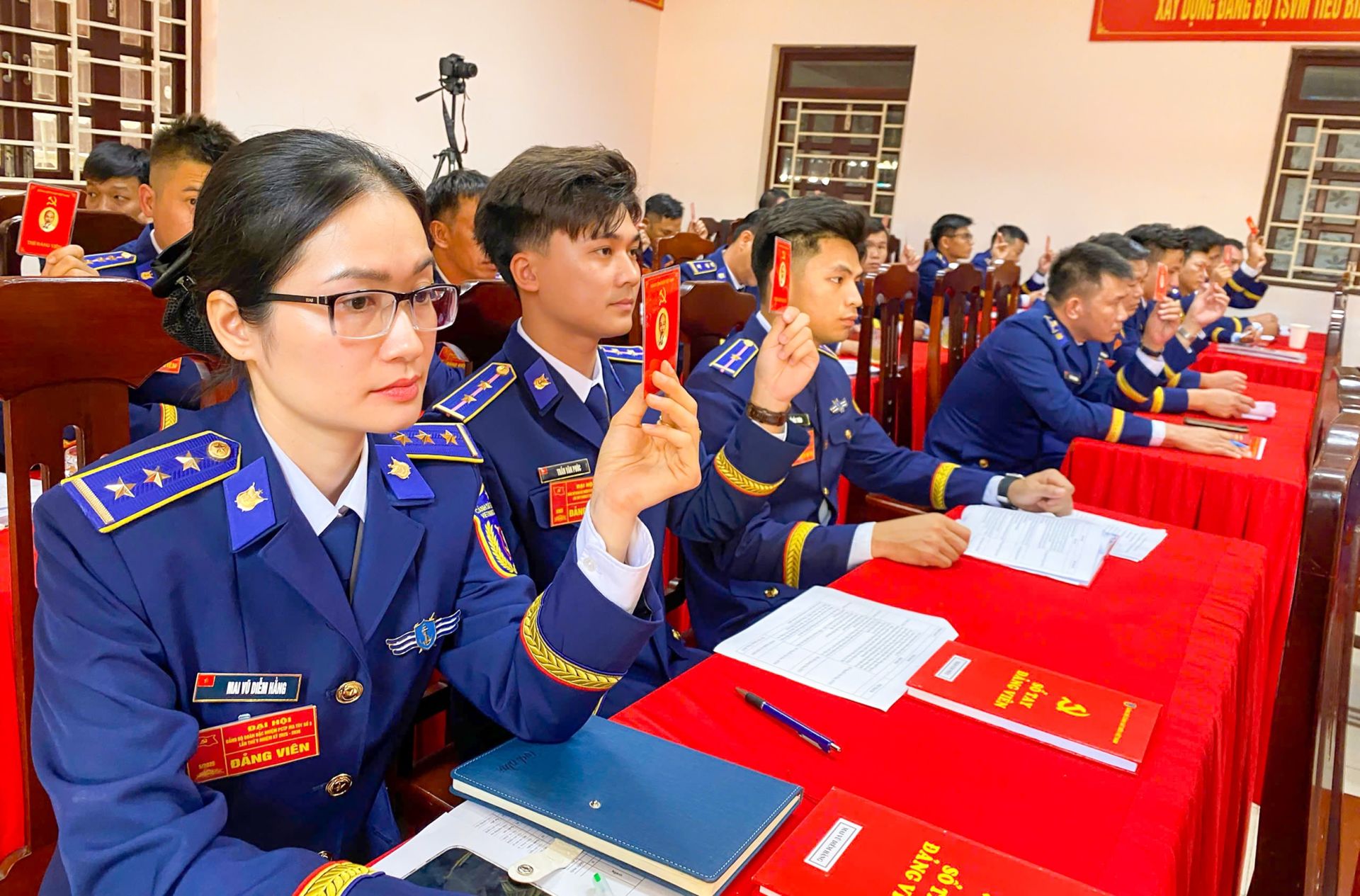 Đại biểu biểu quyết thông qua Nghị quyết Đại hội. Đại biểu biểu quyết thông qua Nghị quyết Đại hội.