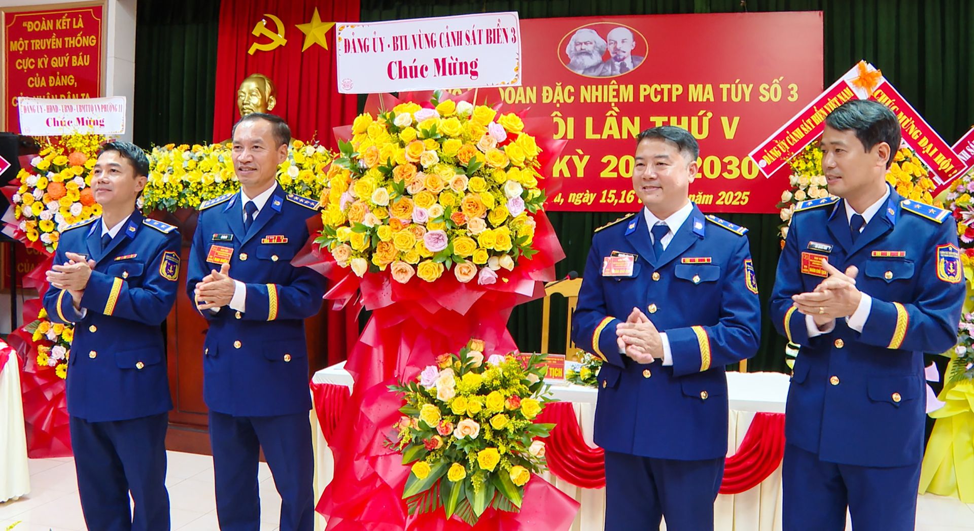 Đại tá Lê Văn Tú, Chính ủy Bộ Tư lệnh Vùng Cảnh sát biển 3 tặng lãng hoa chúc mừng Đại hội. Đại tá Lê Văn Tú, Chính ủy Bộ Tư lệnh Vùng Cảnh sát biển 3 tặng lãng hoa chúc mừng Đại hội.