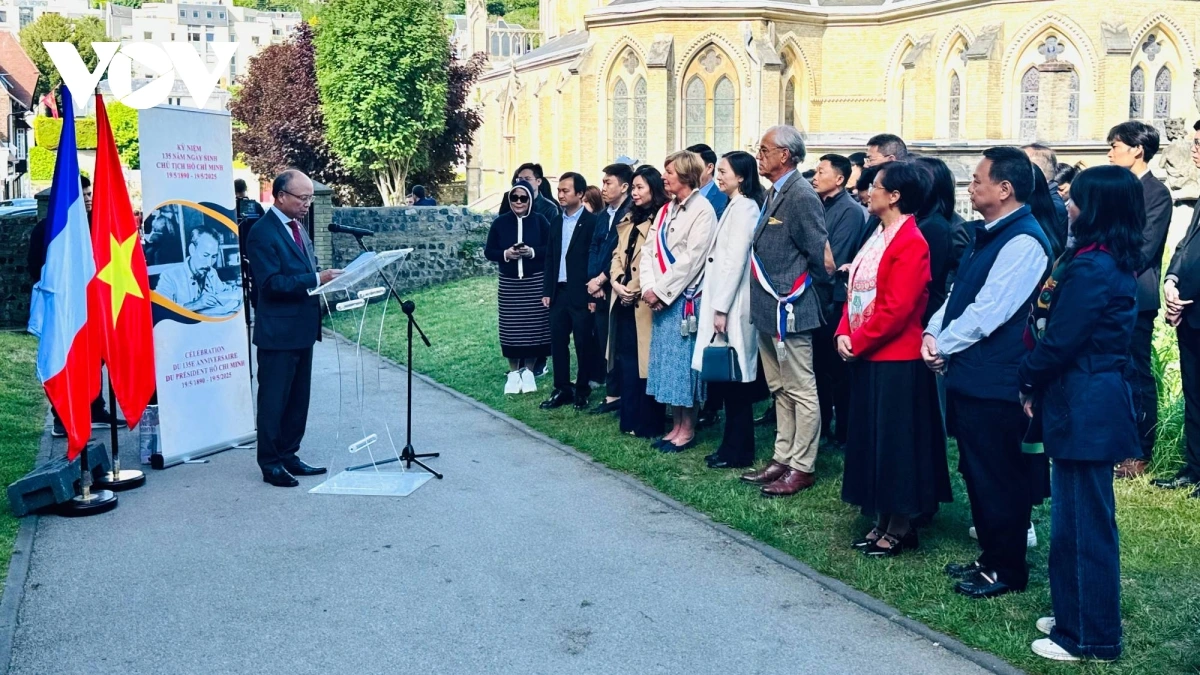 Đại sứ Việt Nam tại Pháp - Đinh Toàn Thắng (trái) phát biểu tại sự kiện. Ảnh: Anh Tuấn