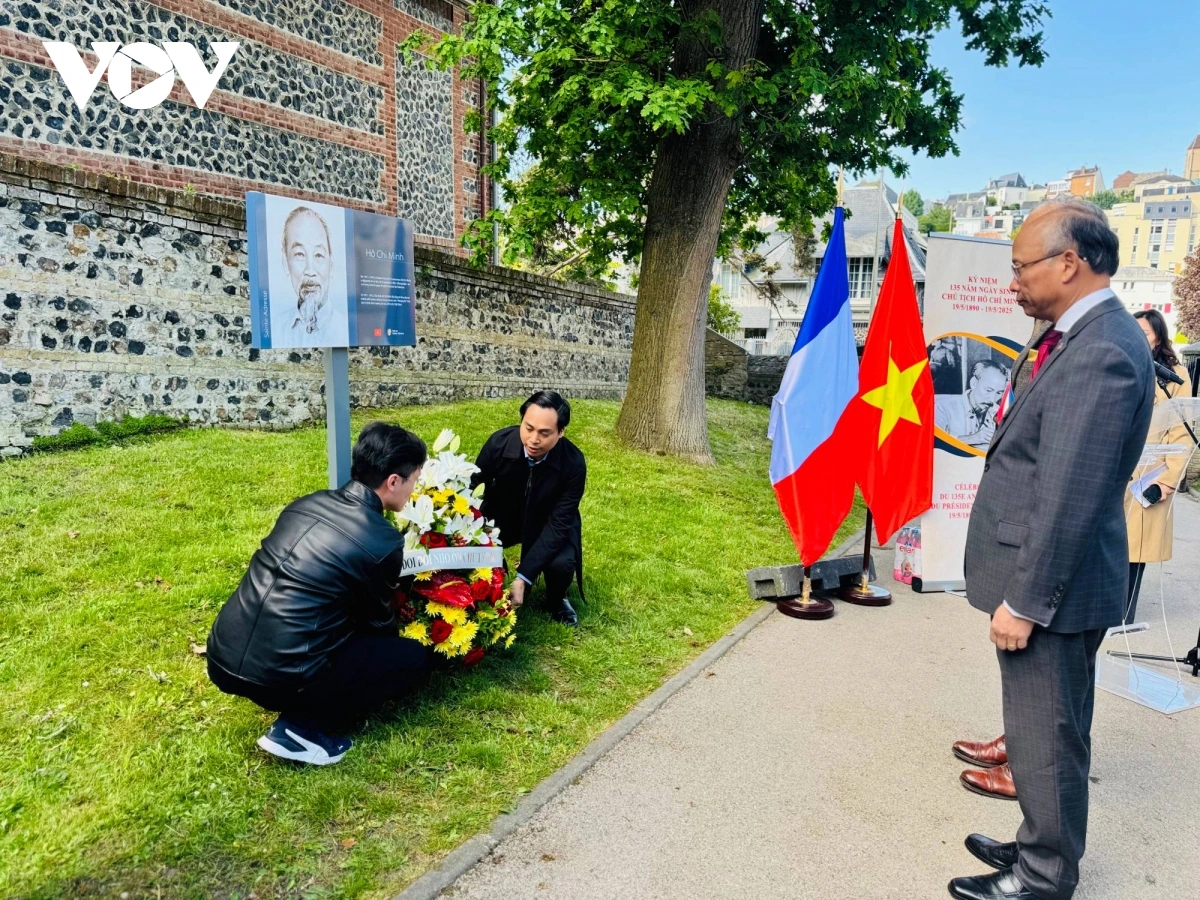 Đại diện cán bộ Đại sứ quán Việt Nam tại Pháp đặt vòng hoa tưởng niệm Chủ tịch Hồ Chí Minh. Ảnh: Anh Tuấn