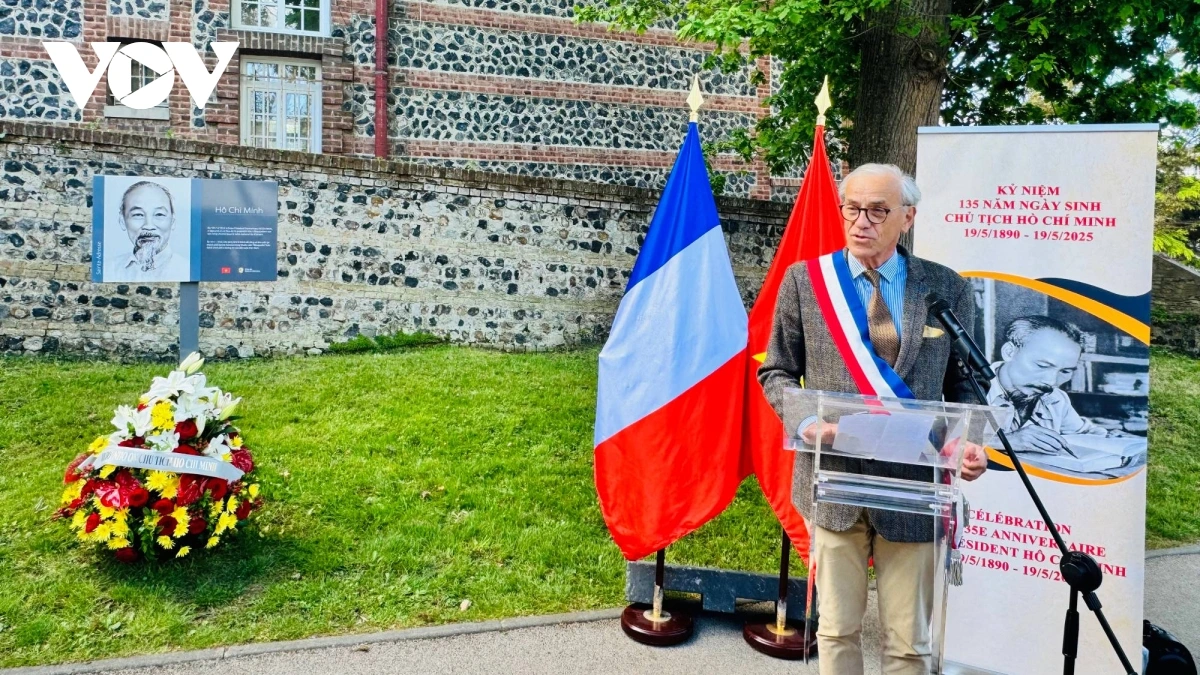 Phó thị trưởng thành phố Sainte-Adresse, Luc Lefèvre phát biểu. Ảnh: Anh Tuấn