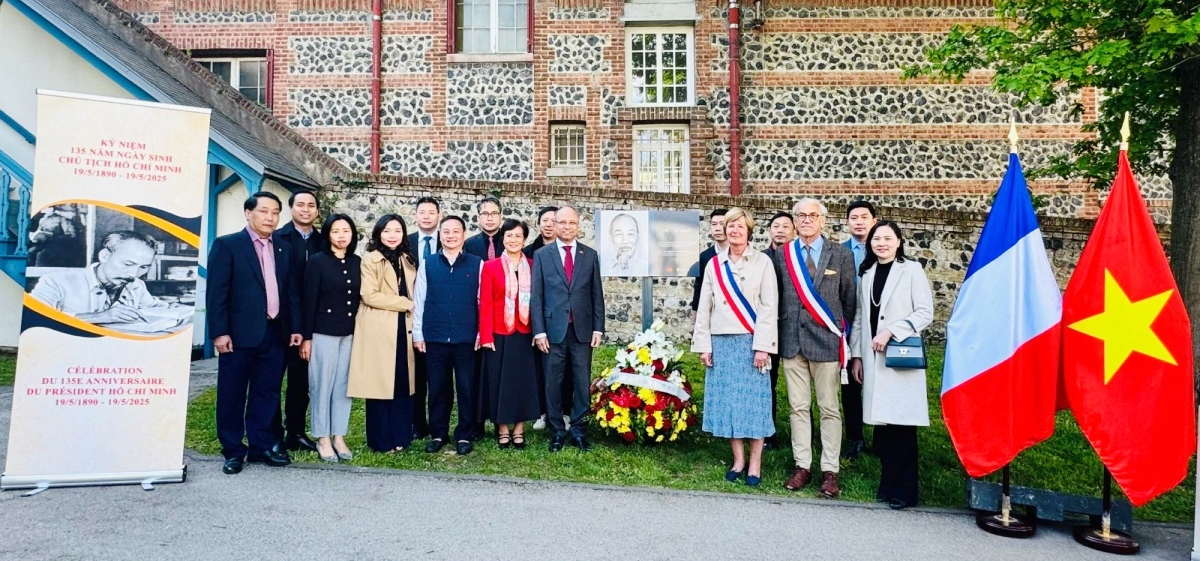 Dâng hoa tưởng niệm Chủ tịch Hồ Chí Minh tại Sainte-Adresse, Pháp