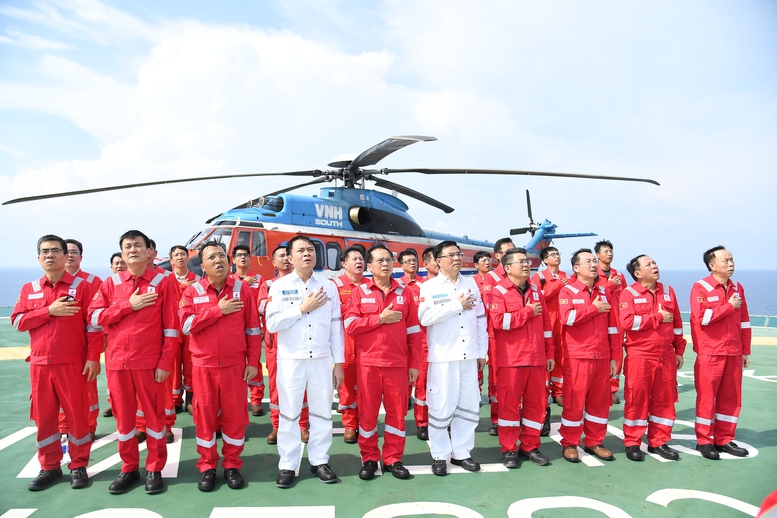 Phó Thủ tướng Bùi Thanh Sơn và các đại biểu thực hiện nghi thức chào cờ tại Giàn công nghệ Trung tâm CPP-Lô 15-1 - Ảnh: VGP/Hải Minh Phó Thủ tướng Bùi Thanh Sơn và các đại biểu thực hiện nghi thức chào cờ tại Giàn công nghệ Trung tâm CPP-Lô 15-1 - Ảnh: VGP/Hải Minh