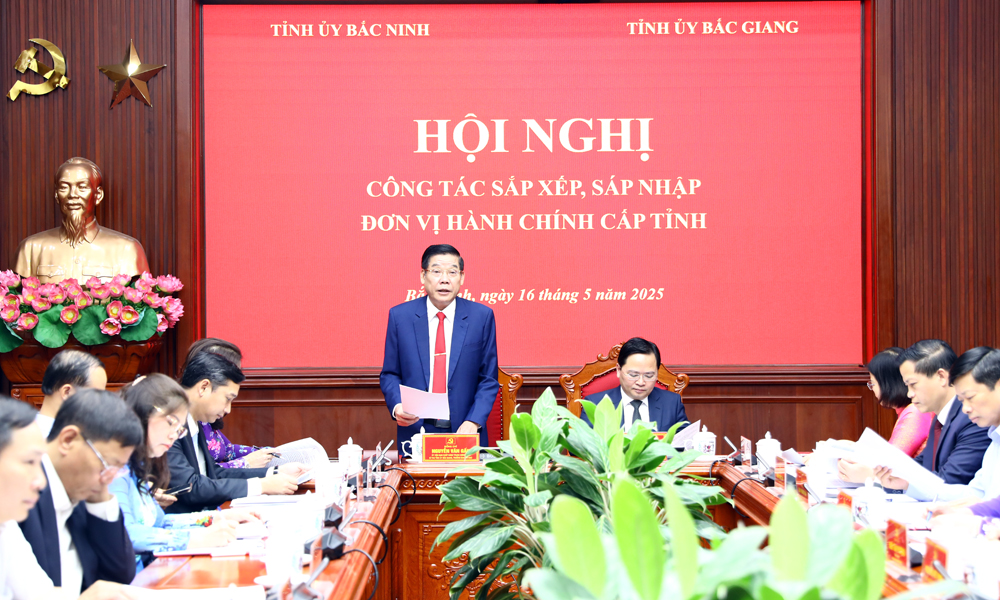 Đồng chí Nguyễn Văn Gấu, Bí thư Tỉnh ủy Bắc Giang phát biểu tại hội nghị.