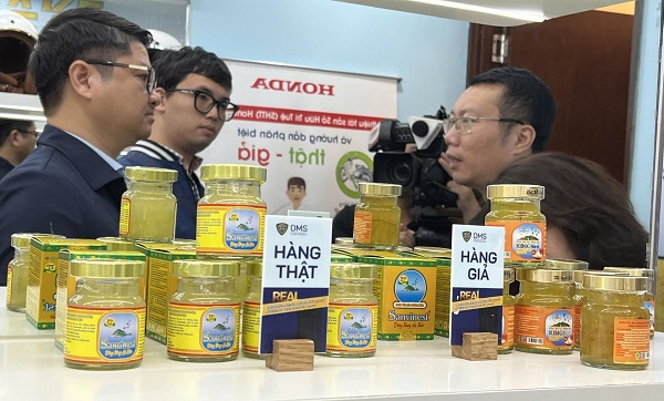 Sản phẩm nước yến sào đóng lọ thật và giả được trưng bày tại phòng triển lãm Cục Quản lý Thị trường Sản phẩm nước yến sào đóng lọ thật và giả được trưng bày tại phòng triển lãm Cục Quản lý Thị trường