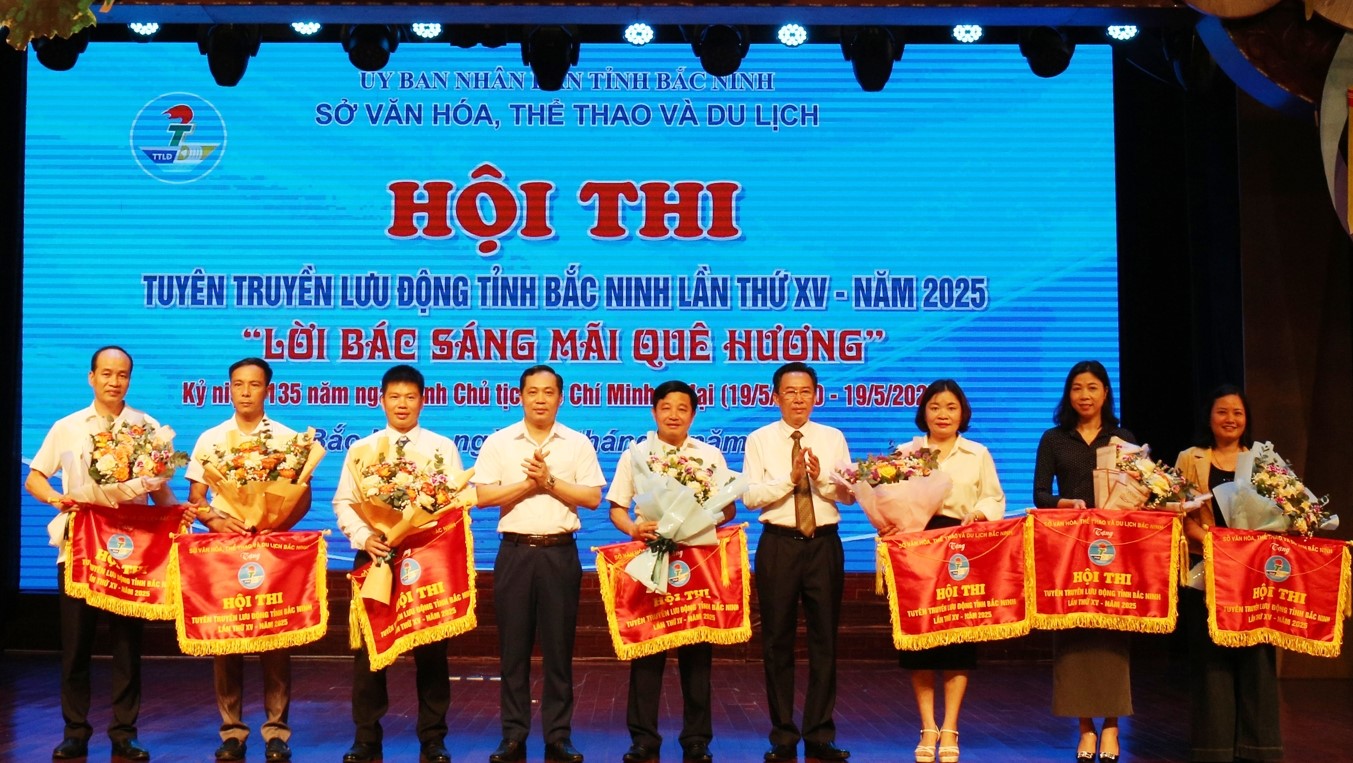 Lãnh đạo Sở Văn hoá, Thể thao và Du lịch trao Cờ lưu niệm cho các đội tham gia Hội thi. Lãnh đạo Sở Văn hoá, Thể thao và Du lịch trao Cờ lưu niệm cho các đội tham gia Hội thi.