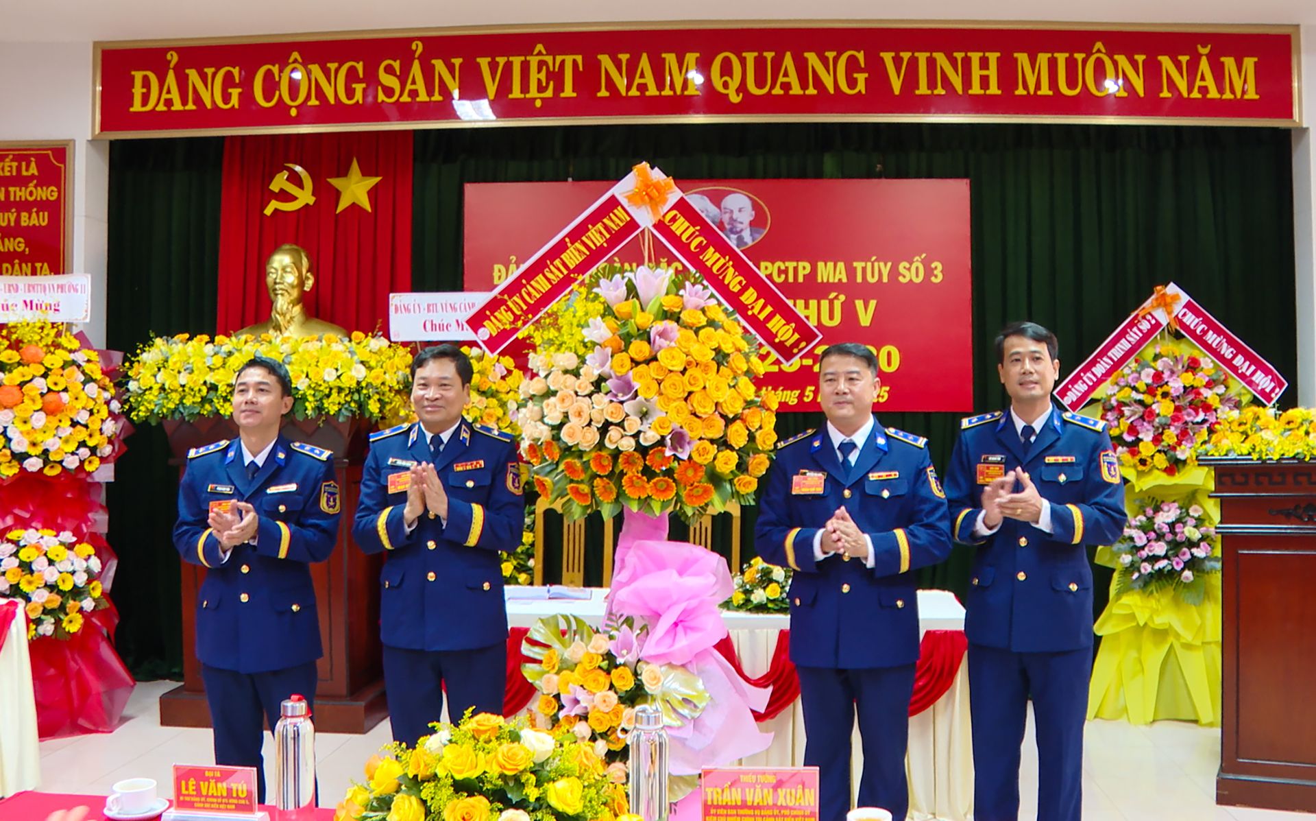 Thiếu tướng Trần Văn Xuân, Ủy viên Thường vụ Đảng ủy, Phó Chính ủy Cảnh sát biển Việt Nam tặng lẵng hoa chúc mừng Đại hội. Thiếu tướng Trần Văn Xuân, Ủy viên Thường vụ Đảng ủy, Phó Chính ủy Cảnh sát biển Việt Nam tặng lẵng hoa chúc mừng Đại hội.