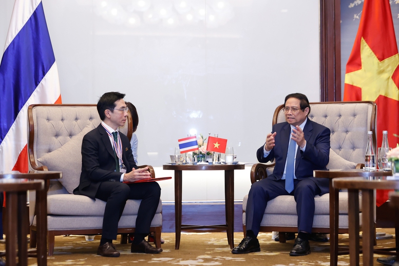 Thủ tướng tiếp ông Ton Chirathivat - Giám đốc Kỹ thuật số và Thành viên Gia đình Sáng lập của Tập đoàn Central Retail - Ảnh: VGP/Nhật Bắc
