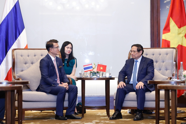 Thủ tướng tiếp ông Chongrak Rattanapian - Chủ tịch ngân hàng Kasikornbank - Ảnh: VGP/Nhật Bắc