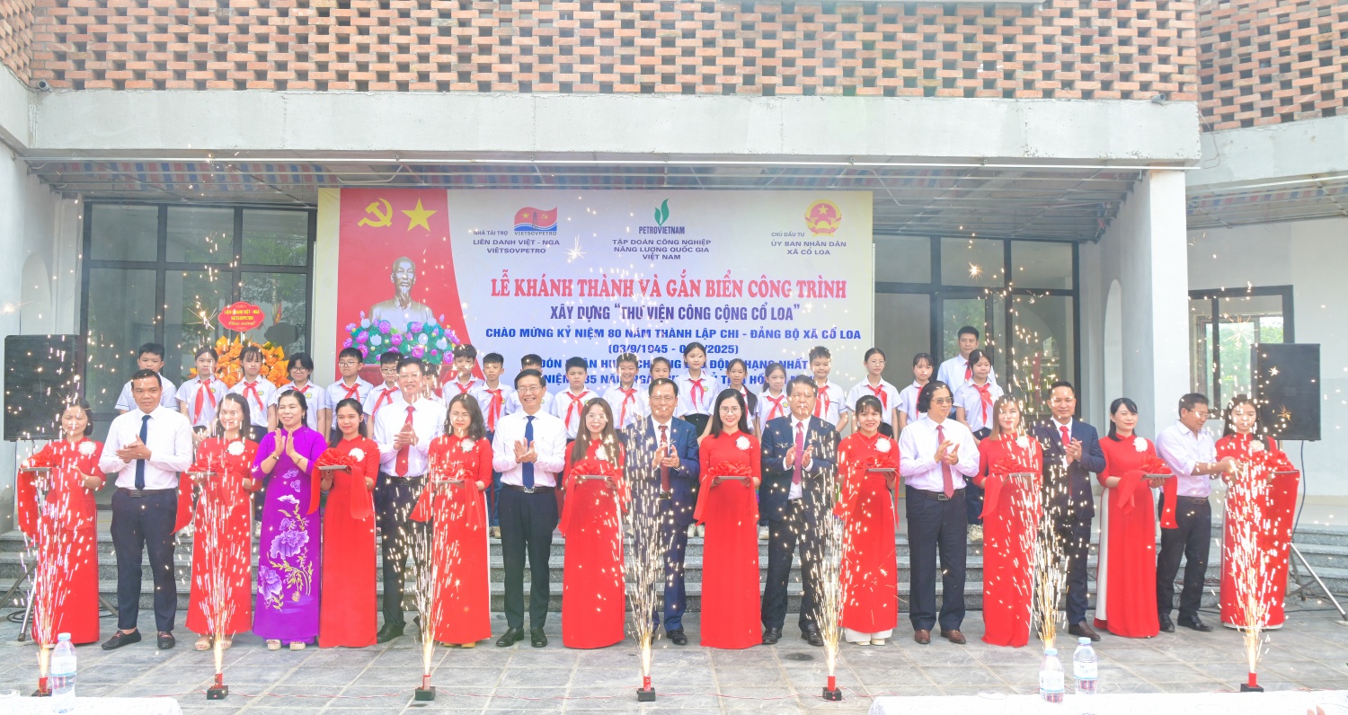 Các đại biểu thực hiện nghi thức cắt băng khánh thành “Thư viện công cộng Cổ Loa”