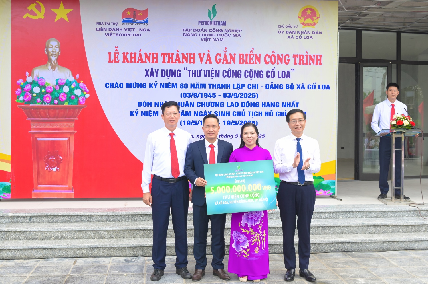 Lãnh đạo Petrovietnam và Vietsovpetro trao biểu trưng tài trợ 5 tỷ đồng xây dựng công trình “Thư viện công cộng Cổ Loa”