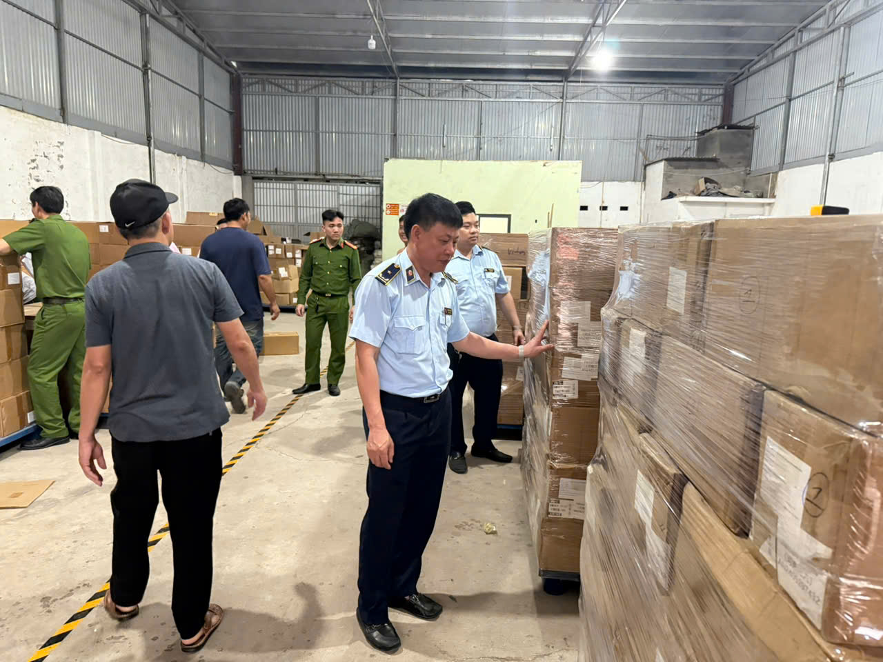 Lực lượng chức năng kiểm tra phát hiện trên 212.000 sản phẩm Thực phẩm bảo vệ sức khỏe, chủ yếu là vitamin, collagen, glucosamin... do nước ngoài sản xuất, có ngôn ngữ tiếng anh trên sản phẩm. Lô hàng có trị giá ước tính trên 20 tỷ đồng. Lực lượng chức năng kiểm tra phát hiện trên 212.000 sản phẩm Thực phẩm bảo vệ sức khỏe, chủ yếu là vitamin, collagen, glucosamin... do nước ngoài sản xuất, có ngôn ngữ tiếng anh trên sản phẩm. Lô hàng có trị giá ước tính trên 20 tỷ đồng.