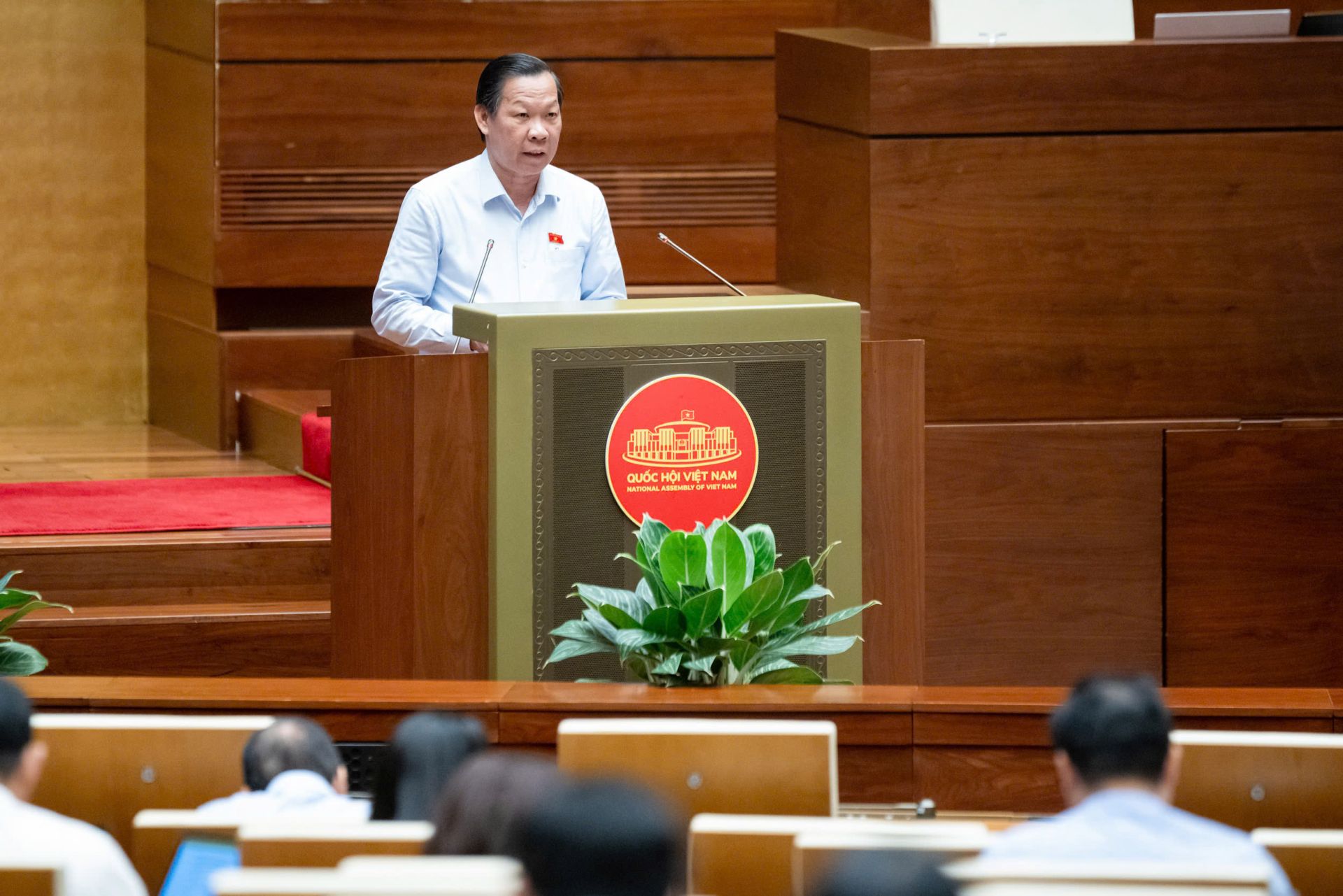 Chủ nhiệm Uỷ ban Kinh tế và Tài chính Phan Văn Mãi trình bày báo cáo thẩm tra Chủ nhiệm Uỷ ban Kinh tế và Tài chính Phan Văn Mãi trình bày báo cáo thẩm tra