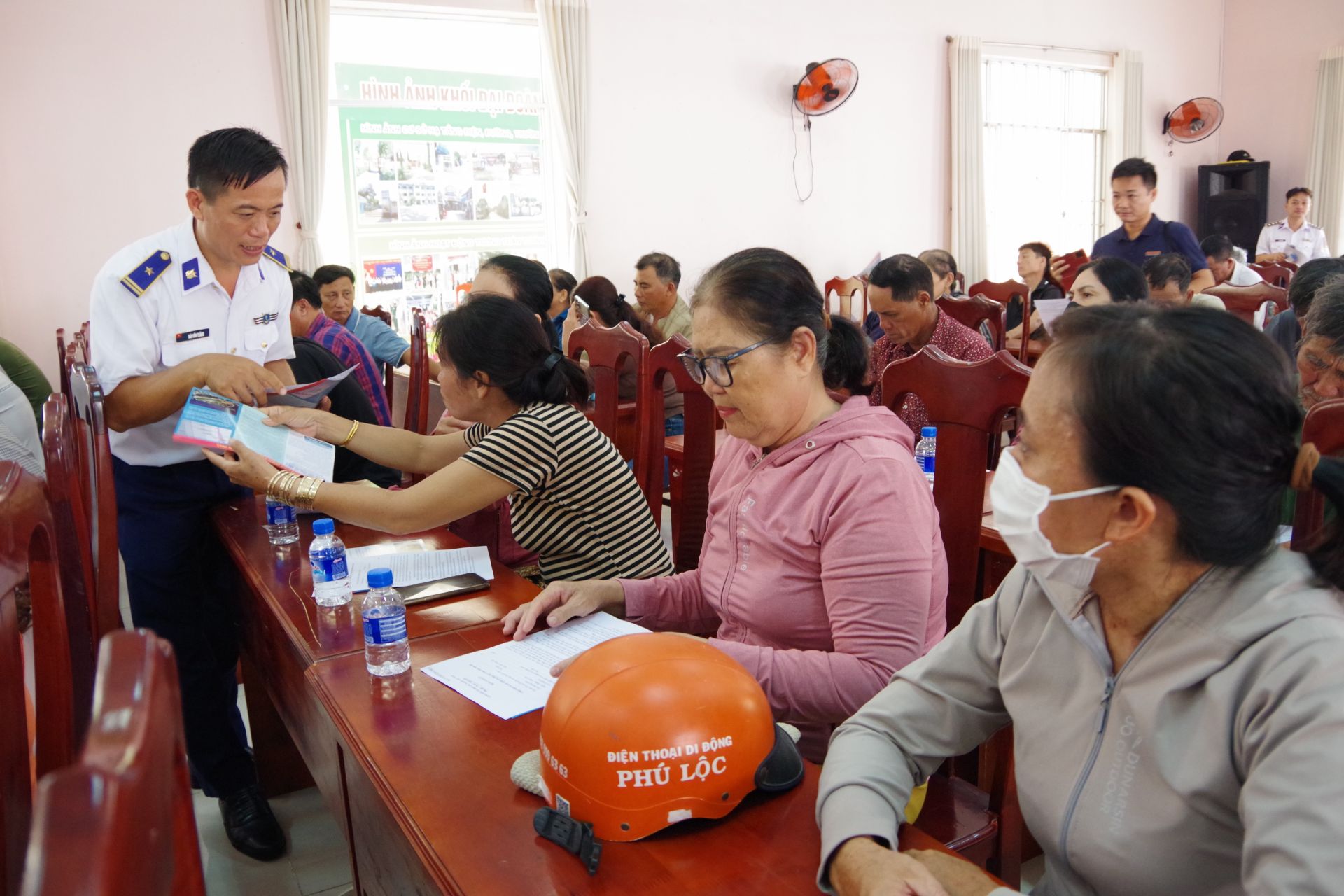 Cán bộ chiên sĩ BTL Vùng Cảnh sát biển 3 phát tờ rơi tuyên truyền