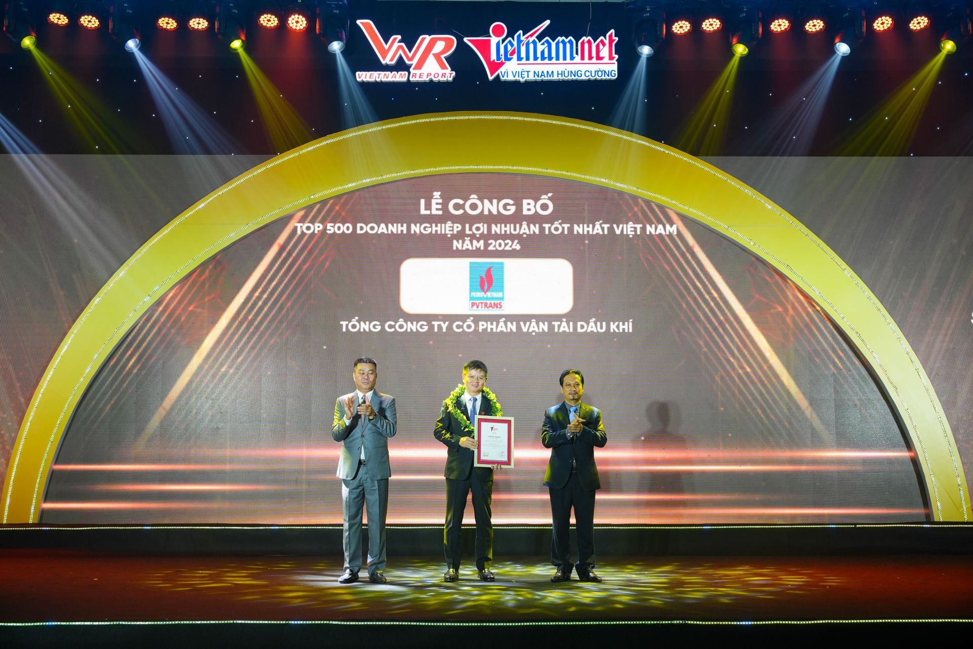 Tại Lễ công bố và tôn vinh Top 500 Doanh nghiệp lợi nhuận tốt nhất Việt Nam năm 2024, Tổng Công ty Cổ Phần Vận tải Dầu khí (PVTrans) đã có bước thăng hạng đáng kể khi vươn lên vị trí thứ 85, tăng 07 hạng so với năm 2023. Không chỉ dừng lại ở đó, PVTrans đồng thời được tôn vinh trong danh sách Top 50 Doanh nghiệp Lợi nhuận Xuất sắc Việt Nam (Top 50 Vietnam Best Profitable Companies).