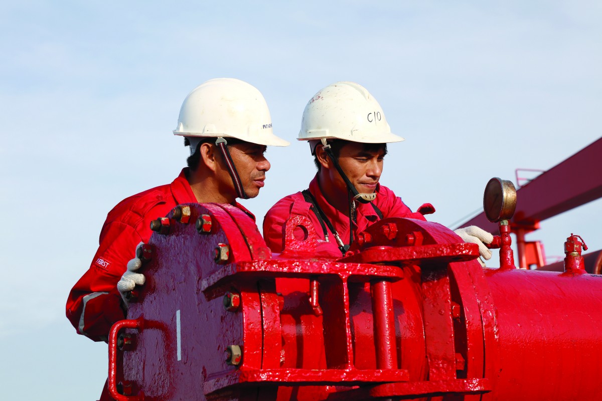 Công nhân trên tàu chở dầu của PVTrans