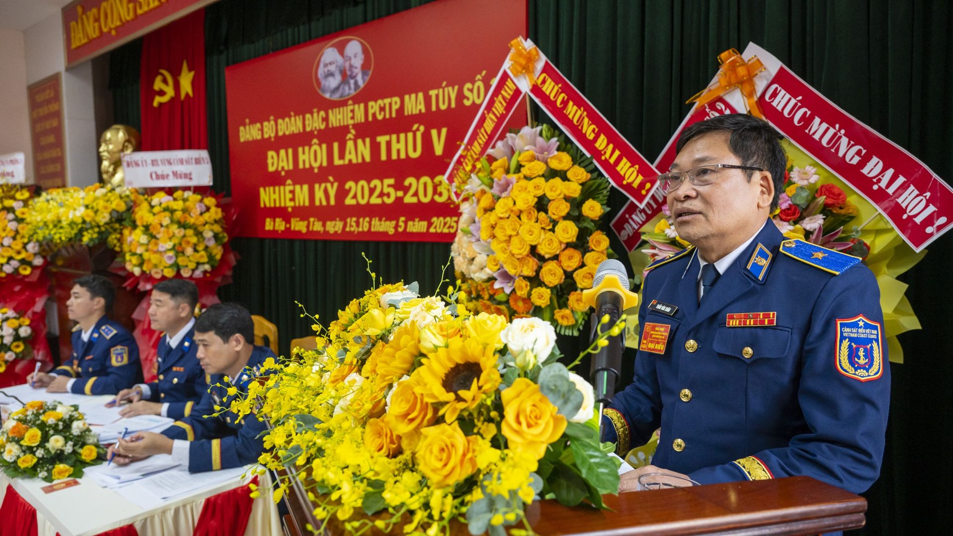 Thiếu tướng Trần Văn Xuân, Phó Chính ủy Cảnh sát biển Việt Nam phát biểu chỉ đạo Đại hội. Thiếu tướng Trần Văn Xuân, Phó Chính ủy Cảnh sát biển Việt Nam phát biểu chỉ đạo Đại hội.