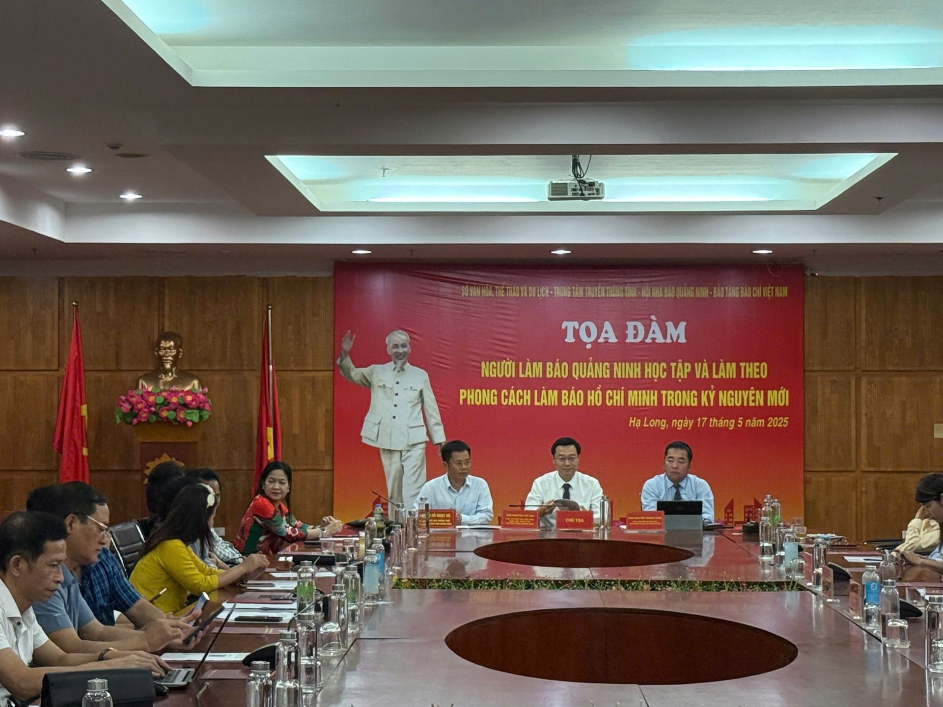 Tọa đàm “Người làm báo Quảng Ninh học tập và làm theo phong cách làm báo Hồ Chí Minh trong kỷ nguyên mới”