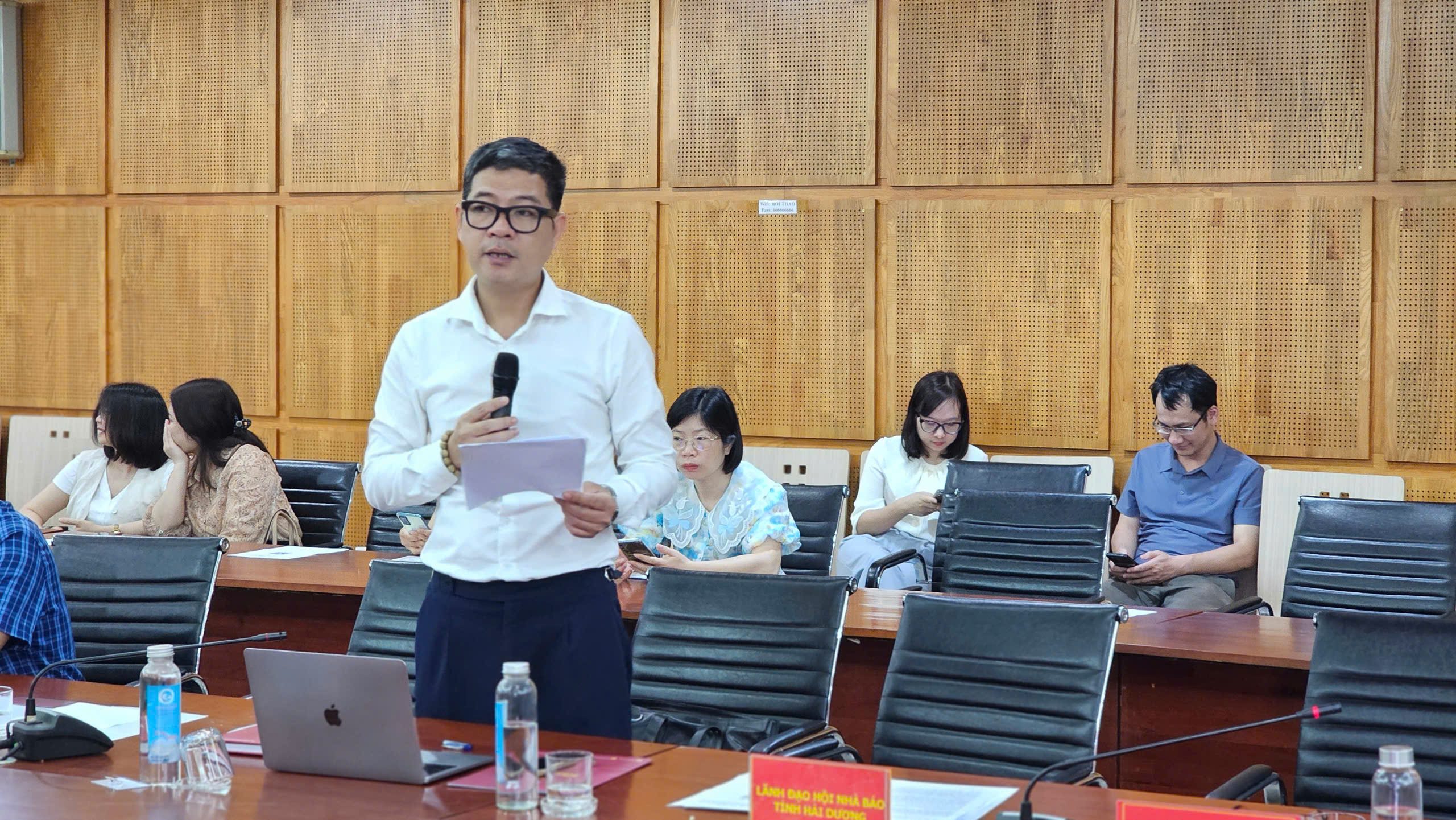 Nhà báo Bùi Tiến Cường – Trưởng phòng phóng viên, VOV Đông Bắc phát biểu tham luận tại toạ đàm. Nhà báo Bùi Tiến Cường – Trưởng phòng phóng viên, VOV Đông Bắc phát biểu tham luận tại toạ đàm.