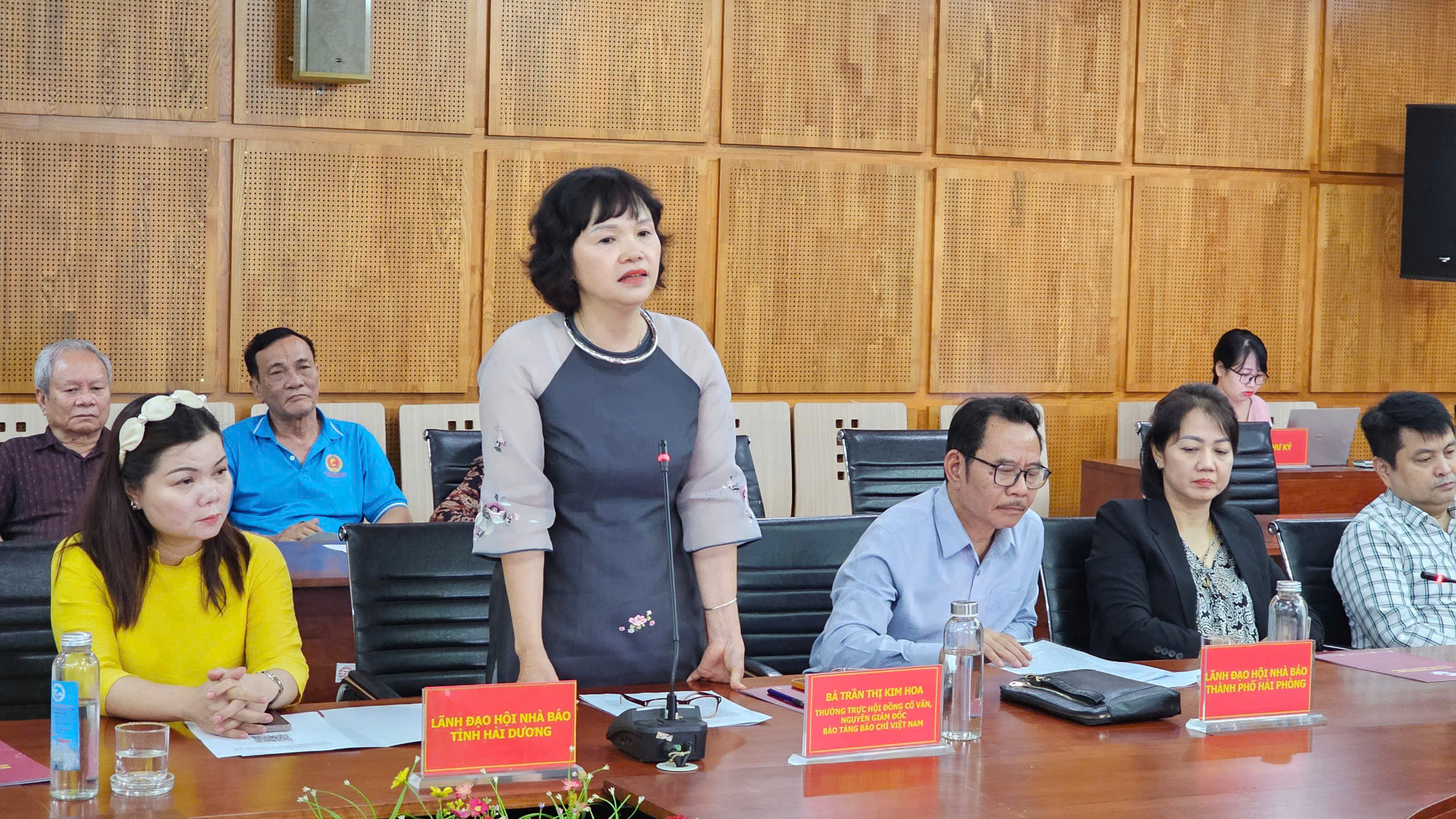 Bà Trần Thị Kim Hoa – Thường trực Hội đồng cố vấn, nguyên Giám đốc Bảo tàng Báo chí Việt Nam phát biểu tham luận tại toạ đàm. Bà Trần Thị Kim Hoa – Thường trực Hội đồng cố vấn, nguyên Giám đốc Bảo tàng Báo chí Việt Nam phát biểu tham luận tại toạ đàm.