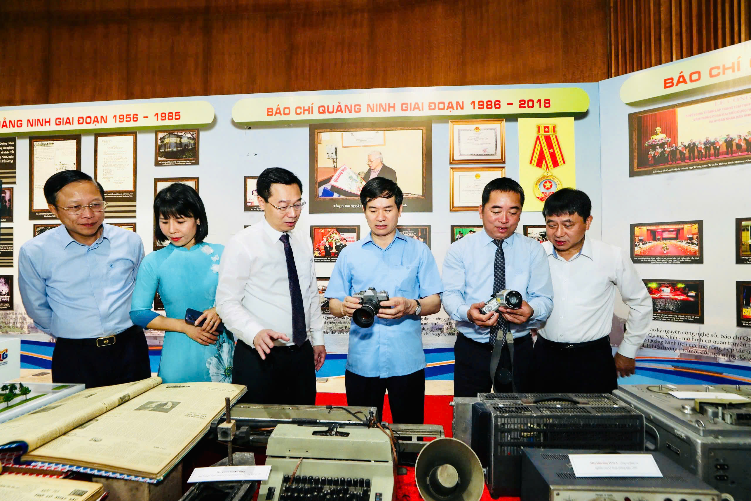 Khu vực trưng bày hiện vật truyền hình, phát thanh thu hút sự quan tâm của các đại biểu. Khu vực trưng bày hiện vật truyền hình, phát thanh thu hút sự quan tâm của các đại biểu.