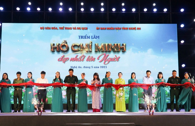 Khai mạc triển lãm “Hồ Chí Minh đẹp nhất tên Người”