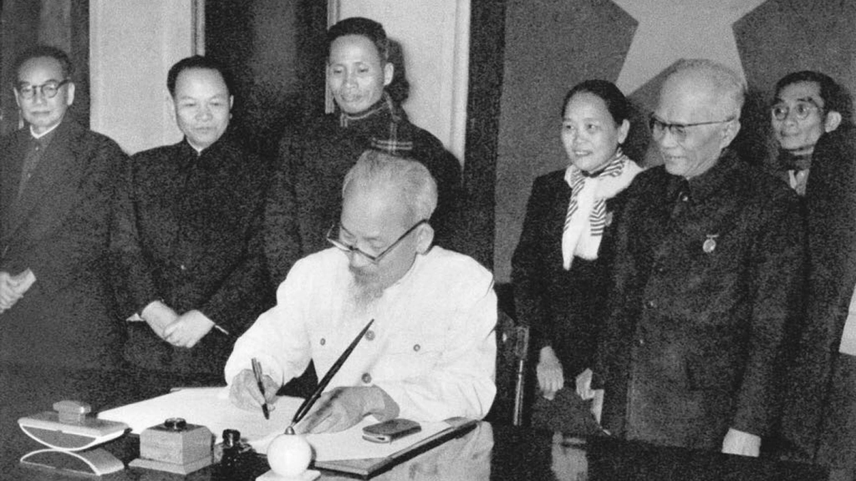 Chủ tịch Hồ Chí Minh ký sắc lệnh công bố Hiến pháp năm 1959. Ảnh: TL