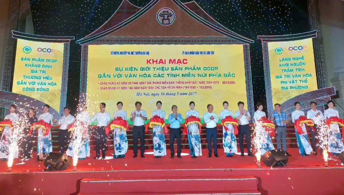Các đại biểu cắt băng khai mạc sự kiện.