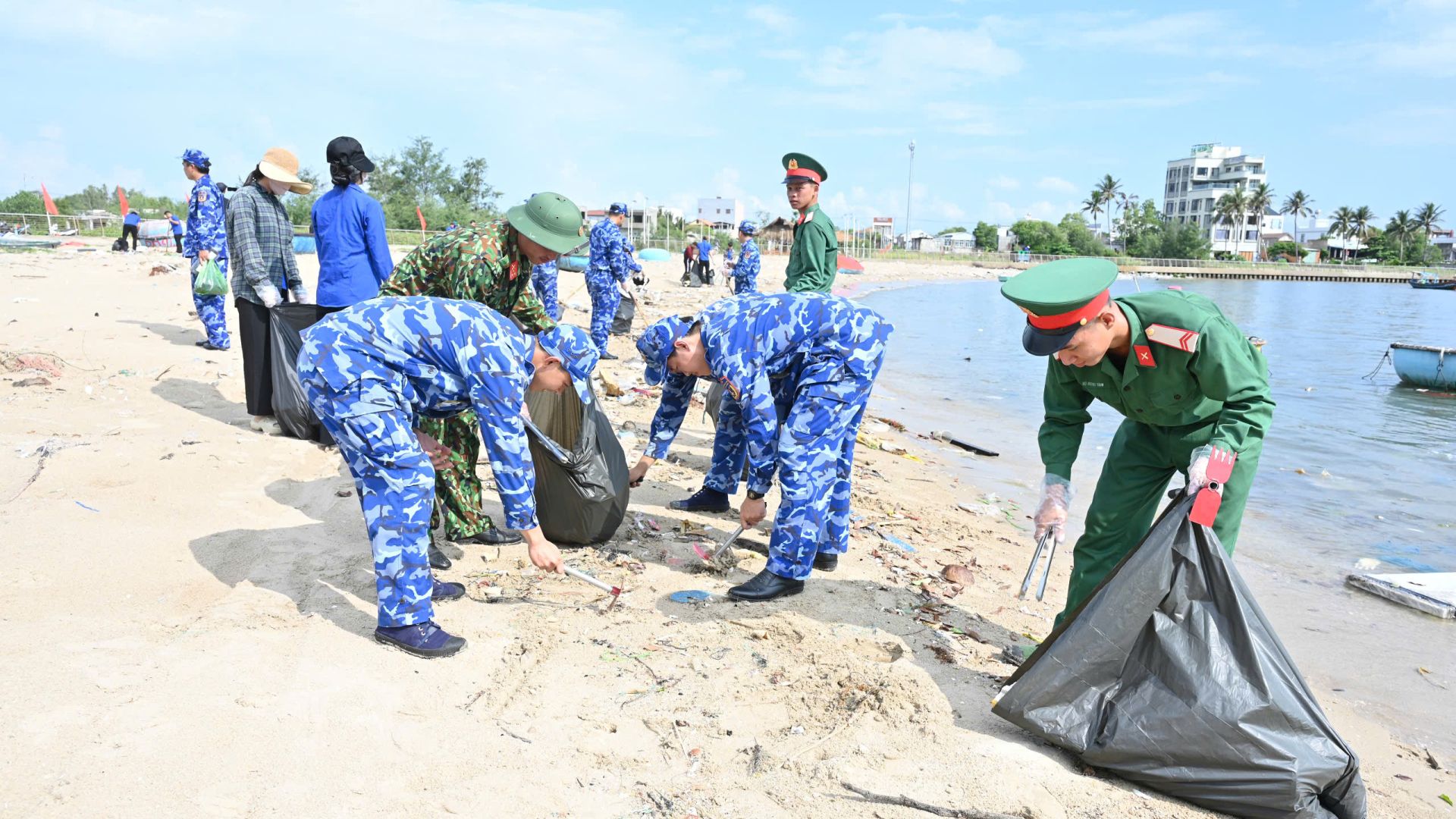 Cán bộ chiến sĩ BTL Vùng Cảnh sát biển 3 phối hợp cùng các đơn vị chung tay bảo vệ môi trường biển
