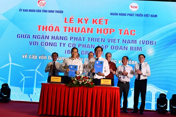 Ông Bùi Nam - Phó Giám đốc phụ trách VDB Nam Trung Bộ và Ông Đoàn Quốc Huy - Tổng Giám Đốc Công ty Cổ phần Tập đoàn BIM thực hiện ký kết hợp tác.