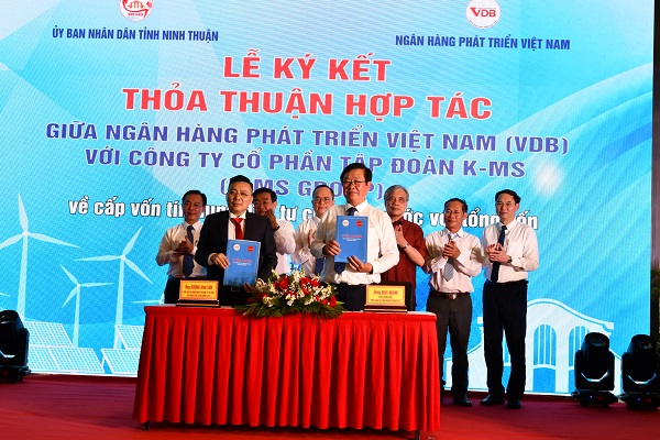 Ông Bùi Nam - Phó Giám đốc phụ trách VDB Nam Trung Bộ và Ông Dương Anh Sơn - Chủ tịch Hội đồng quản trị Công ty Cổ phần Tập đoàn K-MS (K-MS GROUP. JSC) thực hiện ký kết hợp tác