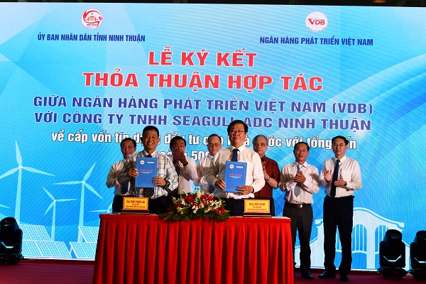 13 Ông Bùi Nam - Phó Giám đốc phụ trách VDB Nam Trung Bộ và Ông Trần Phong Lan – Chủ tịch HĐTV Công ty TNHH SEAGULL ADC Ninh Thuận thực hiện ký kết hợp tác